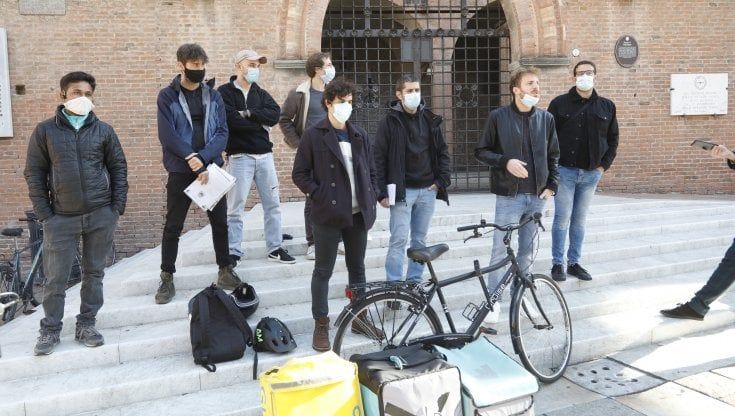 I rider scioperano e chiedono solidarietà a tutti noi: "Per un giorno rinunciate al food delivery"