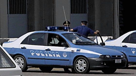 Milano, seguita e stuprata in casa: riconosciuto da un tatuaggio sul petto, si cercano altre vittime