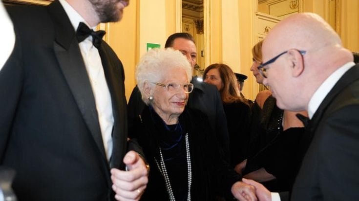 Una Prima senza politica. La Scala omaggia Segre e accoglie i divi del pop