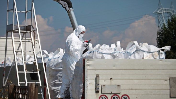 Recovery plan, una nuova discarica d'amianto con i fondi per la "rivoluzione verde": scontro in Regione