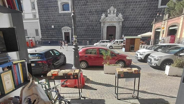 Dante & Descartes, alterco con gli agenti per le auto davanti alle bancarelle dei libri