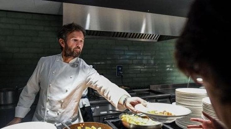 Carlo Cracco arriva a Roma: “Mi fermerò qui per un bel po’. Nel mio menu super colazioni e carciofi”