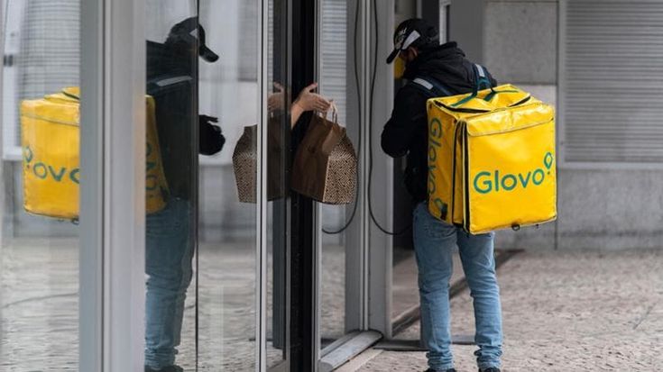 Rider pestato da due ventenni per rubargli lo zaino con il cibo