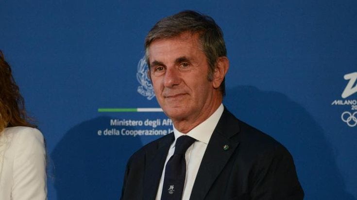Olimpiadi Milano-Cortina, inchiesta per corruzione e turbativa d’asta: “Appalti in cambio di soldi e Smart. Tentativo di pilotare la scelta del logo”