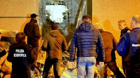 Catanzaro, con una ruspa sventrano il caveau di una ditta portavalori e rubano 3,7 milioni 