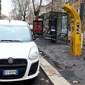 Taxi, addio alle colonnine telefoniche: Milano verso un numero unico per i parcheggi
