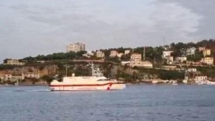 Migranti in Albania, il governo non arretra: nuovo trasferimento la prossima settimana. Arrivata a Bari la nave con i 12 naufraghi del centro di Shengjin