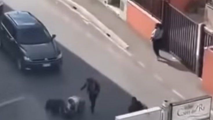  Quarto, picchia la ex e il compagno in strada: arrestato 