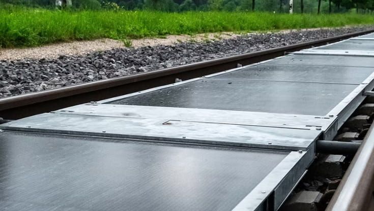 Il “ferrovoltaico”, l’energia pulita prodotta tra i binari dei treni