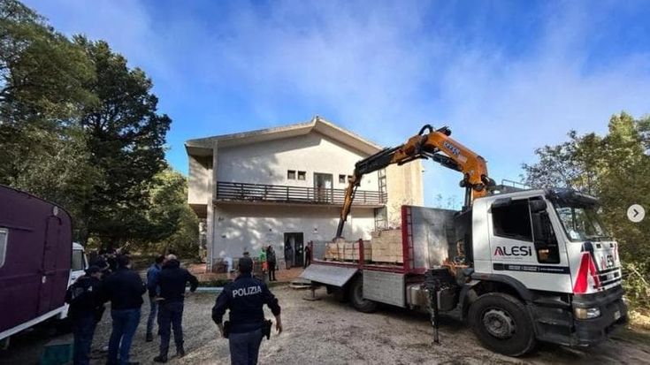 Alcamo, sgomberato l’ex ostello occupato dagli attivisti anti-incendi