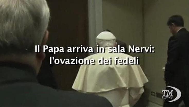 L'arrivo del Papa in sala Nervi, ovazione dei fedeli