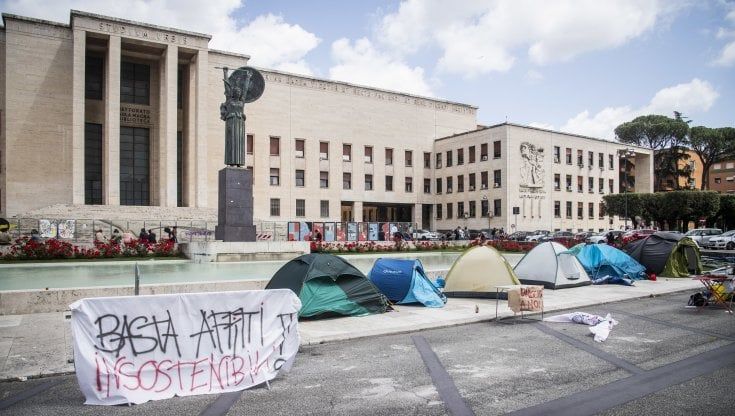 Caro affitti, Bernini va dagli studenti: "Più alloggi con partenariato pubblico-privato". Gli universitari: "Ma i posti letto nuovi sono meno di quelli annunciati"