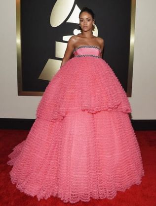 Grammy 2015, Rihanna un cupcake rosa: il web non perdona l'abito