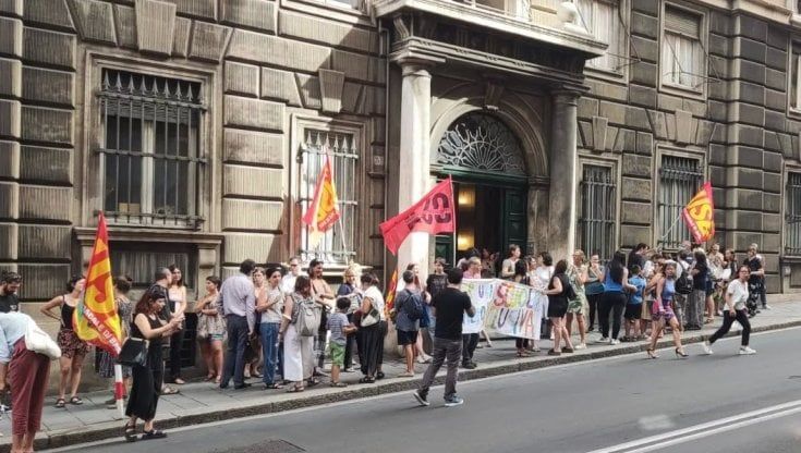Genova, classe di 24 alunni con studenti disabili. Le famiglie al prefetto: "Servono due classi per seguire meglio tutti"