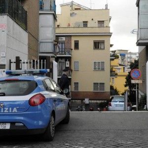 Vede la ex in auto con un altro e picchia il conducente