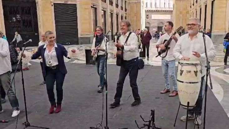 Napoli, il ritorno della Nuova Orchestra italiana: flash mob in Galleria