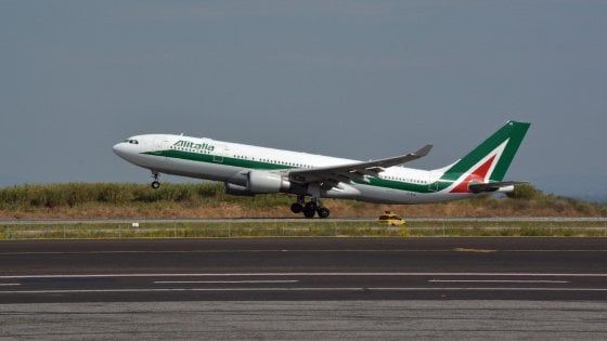 Londra, "passeggero indisciplinato": aereo Alitalia Roma-New York atterra a Heathrow