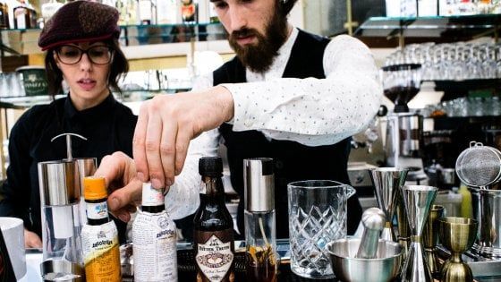 Roma, con caffè e cocktail 5 giovani sognano di far riscoprire la bellezza di piazza Vittorio