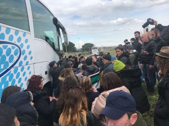 I bus con i sostenitori di de Magistris perquisiti dalla polizia e il comizio a Montecitorio