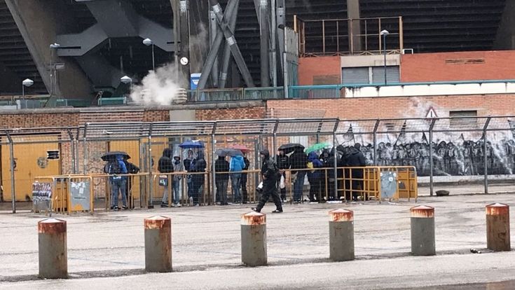 Il San Paolo apre alle 15: tifosi con in fila all'esterno della curva B