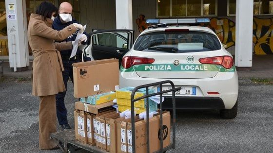 Coronavirus, a Milano la polizia locale consegna a domicilio 44 computer agli studenti per poter seguire le lezioni online
