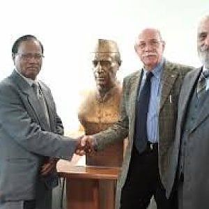 Orbassano dedica la biblioteca a Martini e non a Nehru: e Sonia Gandhi si riprende la statua che aveva regalato