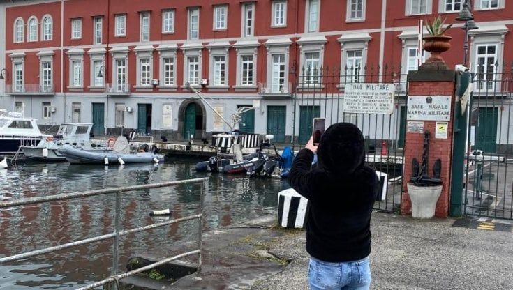 A Napoli anche dal Friuli per un selfie davanti alla caserma della fiction “Mare fuori”