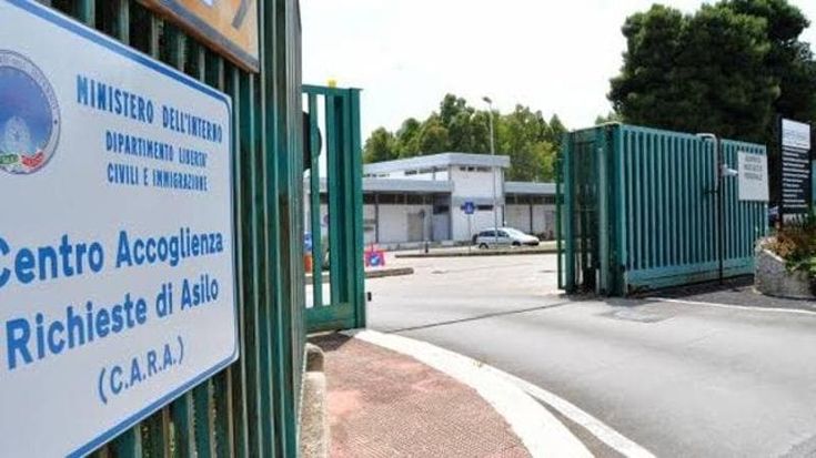 Al Cara di Bari, la protesta degli operatori di accoglienza e pulizia: “Condizioni insostenibili”