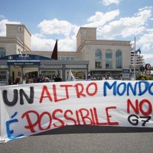 Centri sociali in partenza per Taormina, il saluto di de Magistris