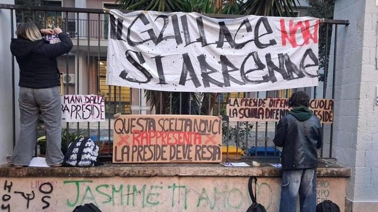 "La preside deve restare”. Studenti del Gullace protestano contro il trasferimento della dirigente