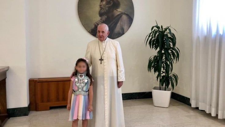 La piccola Noemi incontra papa Francesco. La mamma: "Un'emozione unica"