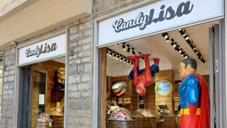 Firenze, terrorizza le commesse di notte, rapinatore seriale nei negozi di caramelle in centro