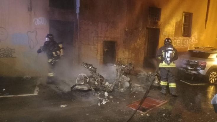 Incendio in via Begatto, danneggiata la chiesa dei Santi Cosma e Damiano