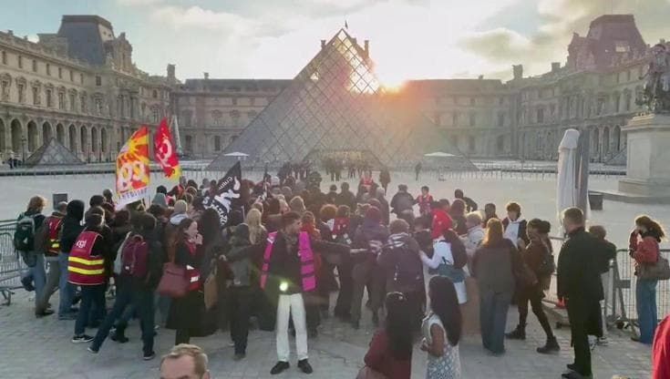 Parigi, gli studenti bloccano il Louvre: "Il governo non ci ascolta, solo repressione violenta"