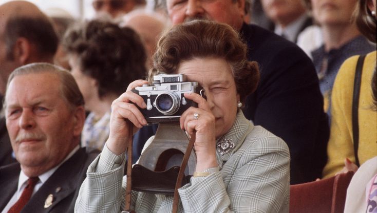 Elisabetta II: 95 anni di età e una grande passione per la fotografia