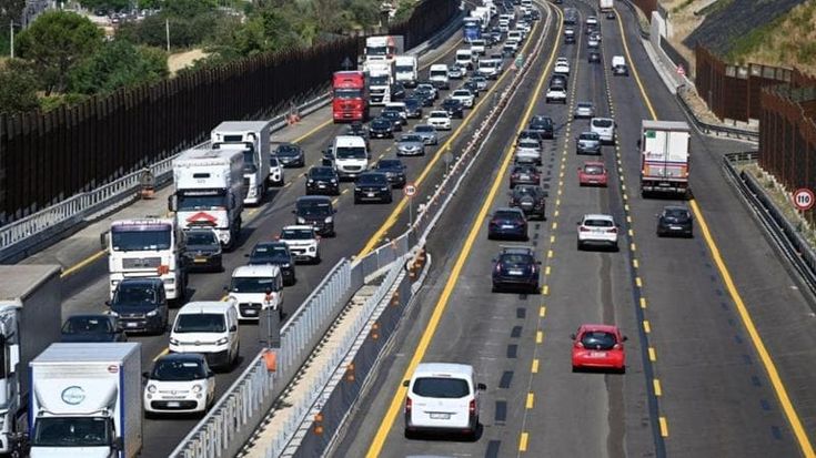 Il capo della motorizzazione di Milano contro il nuovo codice della strada voluto da Salvini: “Le moto 125 in autostrada? Molto rischioso”