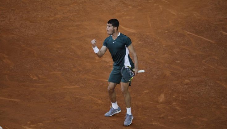 Alcaraz trionfa a Madrid: Zverev dominato in finale. Poi l'annuncio: "Non vado a Roma"