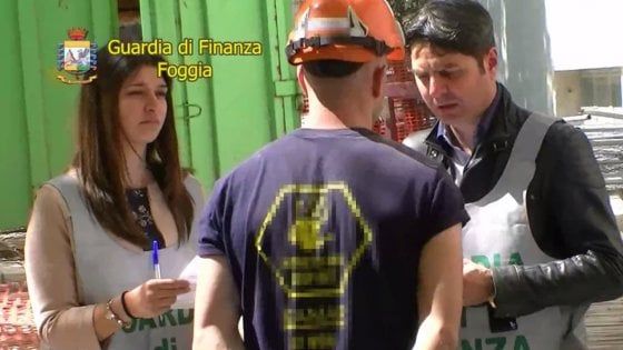 Foggia, mozzarelle a funzionari dell'Ispettorato del lavoro per evitare sanzioni: 13 arresti
