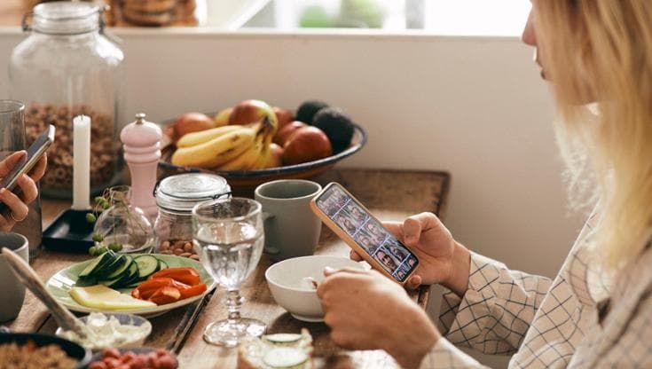 I nostri figli orfani digitali: quando lo schermo prende il posto della realtà