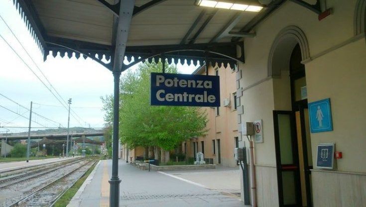 Potenza, bus sostitutivo Frecciarossa salta la fermata: cinquanta passeggeri a terra. Trenitalia: "Vivo rammarico"