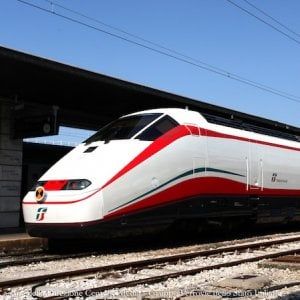 Muore nel Torinese travolto dal treno che stava fotografando