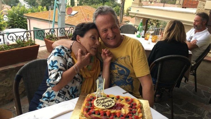 Covid: "L'ultima notte insieme in ospedale, ci siamo tenuti per mano". Lui muore, lei si salva