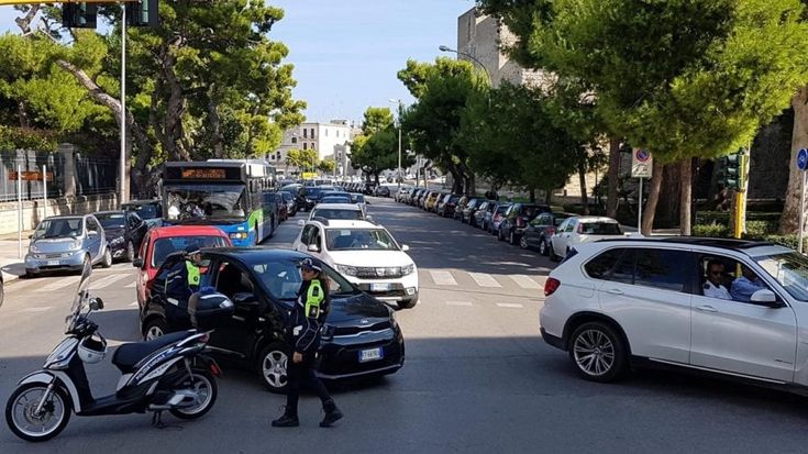 Bari, lungomare chiuso e porto bloccato: traffico nel caos per la protesta dei pescatori