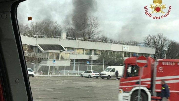 Venezia, fiamme nell'ex ditta Alcoa di Porto Marghera
