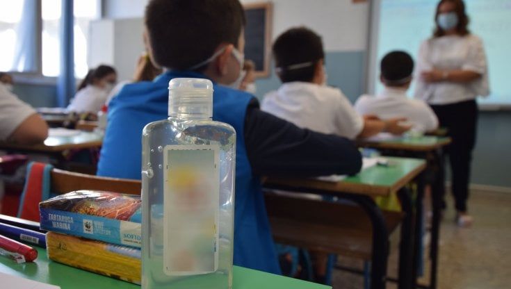 Scuole, in Puglia la rivolta delle famiglie: "Vogliamo i bus e i tamponi"