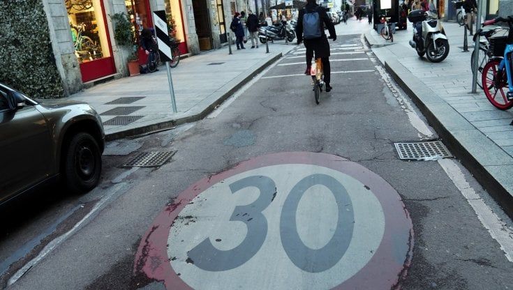 Milano a 30 all'ora, i tassisti: "Sarebbe l'inferno per la mobilità". Per i ciclisti vanno ridisegnati gli spazi pubblici