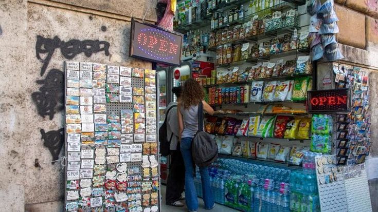 Souvenir-paccottiglia, pastasciutta di plastica e “hard drink” nei minimarket: a tre mesi dal Giubileo il Centro di Roma è un grande suk