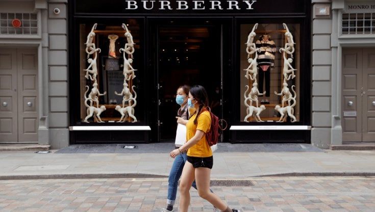 Lusso e moda, giro di poltrone tra le griffe: l'ad di Versace va in Burberry e quello del marchio inglese in Ferragamo