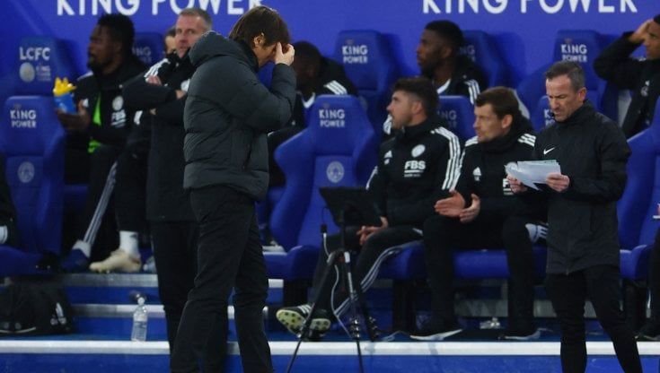 Premier League, il Tottenham di Conte ne prende 4 dal Leicester. L'Arsenal rallenta, Chelsea fermato sul pari dal West Ham