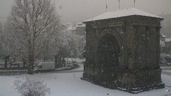 Maltempo, allerta arancione in sette regioni. Prima neve in Valle d'Aosta. Domani scuole chiuse a Napoli